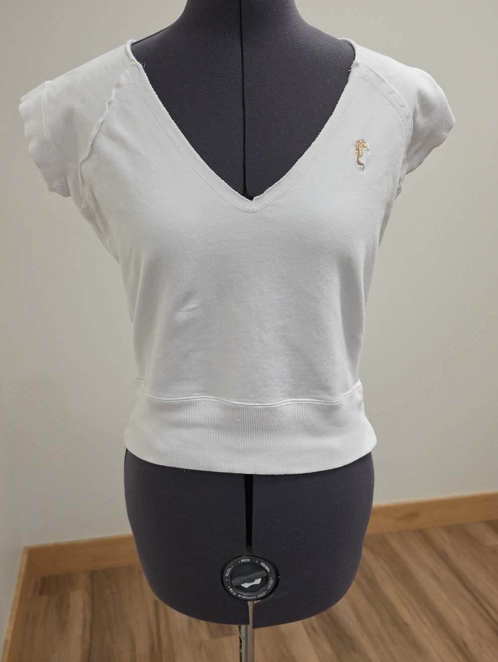 Urban Behavior White V-Neck Cap Sleeve Crop Top with Gold Seahorse Pin